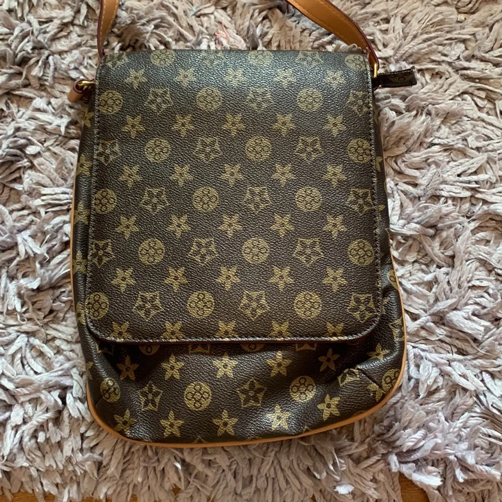 Satchel - Picture 2 of 7